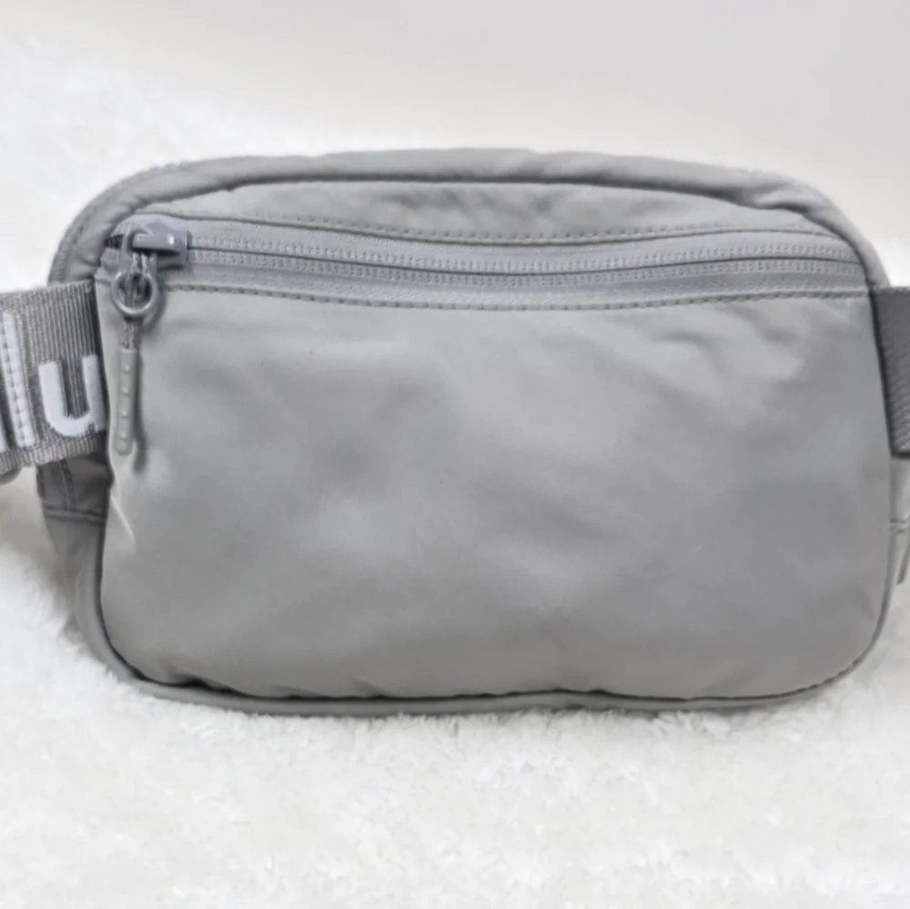 Lululemon Everyday Belt Crossbody Fanny Bag Silver Drop And White Logo 1L - Picture 2 of 12